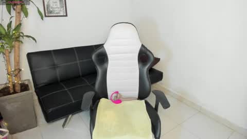 allyssann online show from April 2026 09:38:01 PM