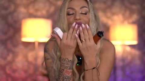 Snapshot of almavelia chatting on September 2025 07:47:01 PM Alma online show from September 2025 07:47:01 PM