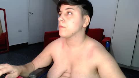 Snapshot of almondonwheels chatting on December 2024 01:18:02 AM Almond online show from December 2024 01:18:02 AM