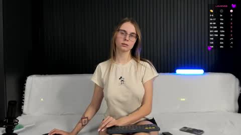 Alena online show from December 2025 06:25:01 PM