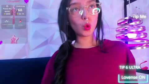 Snapshot of alys_molly chatting on December 2024 02:13:02 PM sopie online show from December 2024 02:13:02 PM