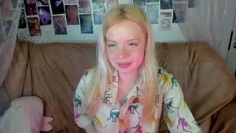 Snapshot of alysameow chatting on June 2026 03:28:02 PM Alysa 7GMT online show from June 2026 03:28:02 PM