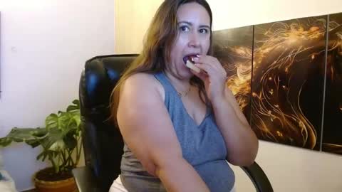 Snapshot of amalia_brunette chatting on April 2026 01:42:02 AM AMALIA online show from April 2026 01:42:02 AM