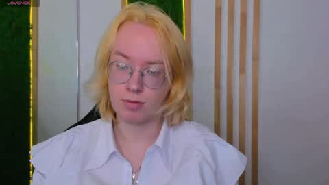 Snapshot of amanda_butlerr chatting on May 2026 01:07:02 PM Hi im Amanda online show from May 2026 01:07:02 PM