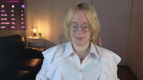 Snapshot of amanda_butlerr chatting on June 2026 07:25:01 AM Hi im Amanda online show from June 2026 07:25:01 AM