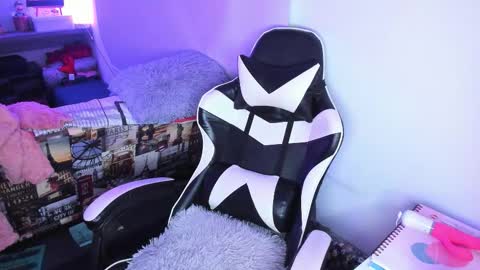 Snapshot of amara_22_ chatting on March 2026 04:18:01 AM Liz online show from March 2026 04:18:01 AM