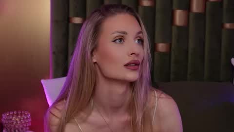 Amelia online show from March 2026 07:07:01 PM