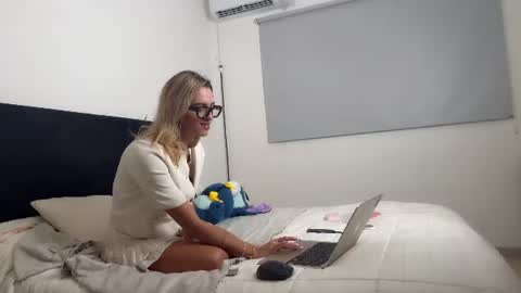 ameliaparadisex online show from July 2026 02:12:01 PM