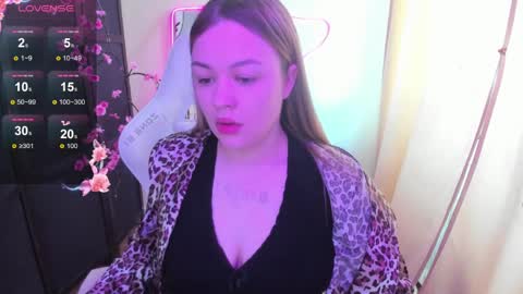 Snapshot of ameliepeach chatting on April 2026 06:19:01 AM Amelie online show from April 2026 06:19:01 AM