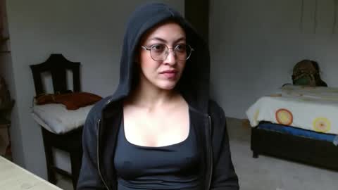 amitlu_ online show from January 2025 01:26:01 PM