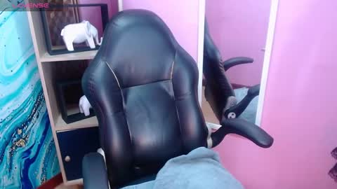 Snapshot of ammy_ronan chatting on December 2025 04:57:01 PM IM AMMY online show from December 2025 04:57:01 PM