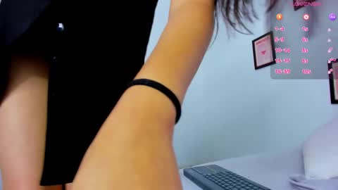 Snapshot of ammy_v chatting on January 2025 01:19:01 PM Lu online show from January 2025 01:19:01 PM