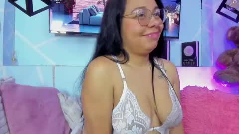 Emy Noa  online show from April 2026 12:57:01 AM