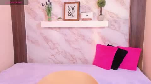 Snapshot of amybarton chatting on December 2025 05:30:01 PM My name is AMY... Nice to meet you thumb up me please its important online show from December 2025 05:30:01 PM