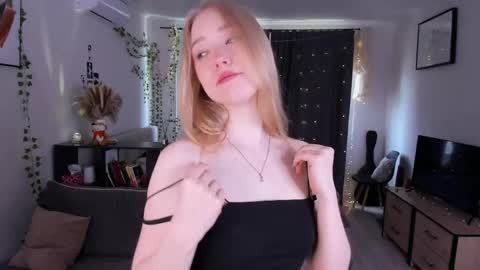 Snapshot of amylouwood chatting on May 2026 09:28:01 AM Amy online show from May 2026 09:28:01 AM
