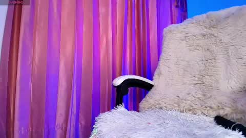 Amy ... Nice to meet u   thumb up me please its important online show from September 2025 09:26:01 PM