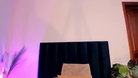 Andra Cyrus online show from November 2025 11:42:01 AM