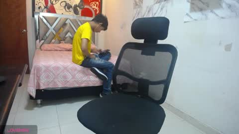 andrescoll25 online show from May 2026 07:33:02 PM