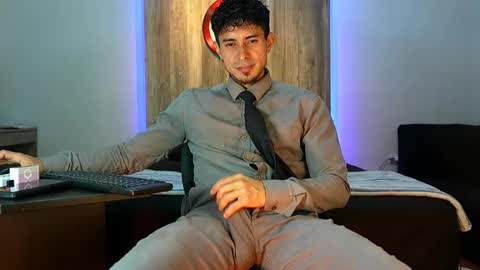 Snapshot of andrew_elliot chatting on November 2025 02:10:02 AM Andrew online show from November 2025 02:10:02 AM