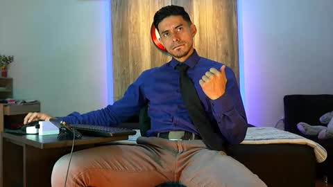 Andrew online show from December 2025 02:43:02 AM