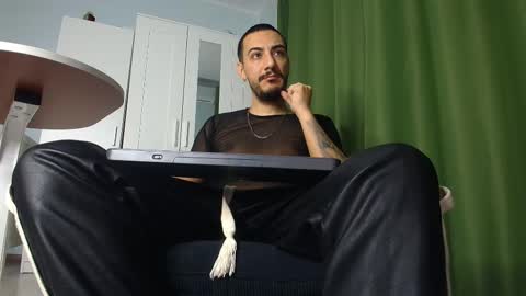 Snapshot of andrewbanner chatting on November 2025 06:14:02 AM MasterRomania online show from November 2025 06:14:02 AM