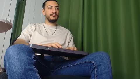 Snapshot of andrewbanner chatting on November 2025 07:10:01 AM MasterRomania online show from November 2025 07:10:01 AM