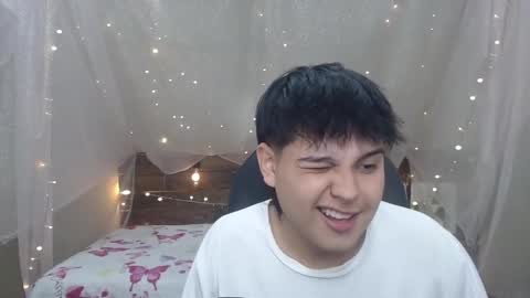 Snapshot of andrewsmile_ chatting on December 2024 12:38:01 PM ANDREW online show from December 2024 12:38:01 PM