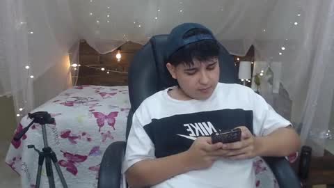 Snapshot of andrewsmile_ chatting on December 2024 03:44:01 PM ANDREW online show from December 2024 03:44:01 PM