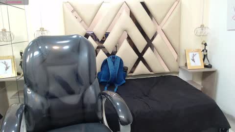 Snapshot of andrewsmile_ chatting on January 2025 12:18:01 PM ANDREW online show from January 2025 12:18:01 PM