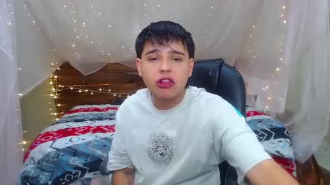 Snapshot of andrewsmile_ chatting on March 2025 12:23:02 PM ANDREW online show from March 2025 12:23:02 PM