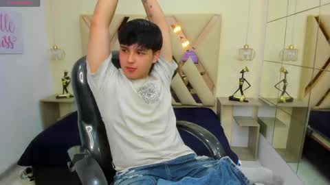 Snapshot of andrewsmile_ chatting on April 2026 12:32:01 PM ANDREW online show from April 2026 12:32:01 PM