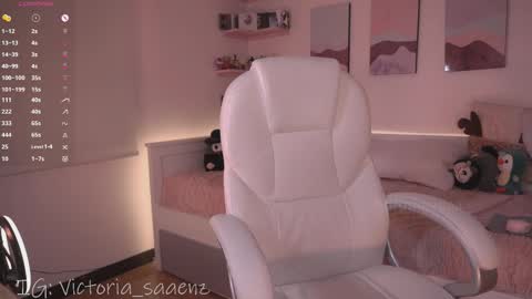 Victoria Senz  online show from December 2025 03:41:02 PM