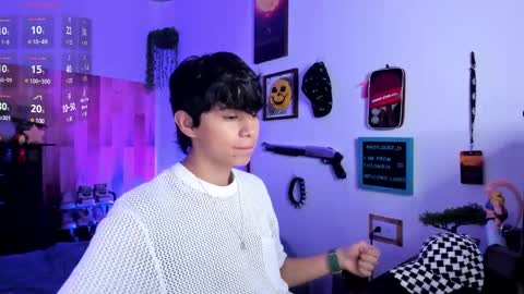 andy_guez_11 online show from February 2025 01:22:01 PM