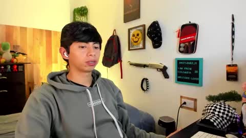 andy_guez_11 online show from February 2025 10:04:02 AM