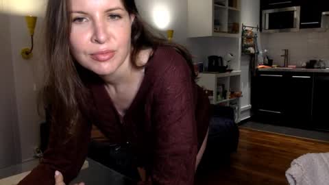 Angela online show from November 2025 05:24:01 PM
