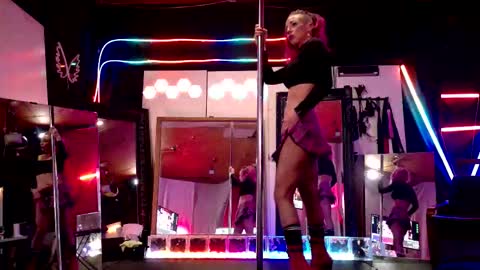 Snapshot of angelsparkle80 chatting on December 2025 07:03:02 AM Madison Marie online show from December 2025 07:03:02 AM