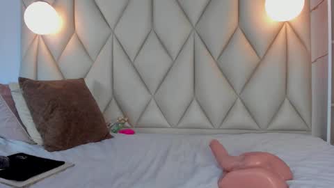 ANGIE online show from November 2025 02:39:01 PM