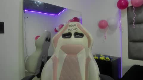 angely_js online show from November 2025 01:02:01 PM