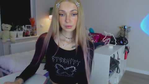 anita_moon_ online show from October 2025 05:37:01 PM