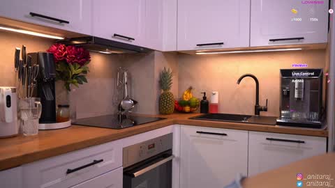 Im Anita thumb up me please its important online show from November 2025 07:02:02 PM