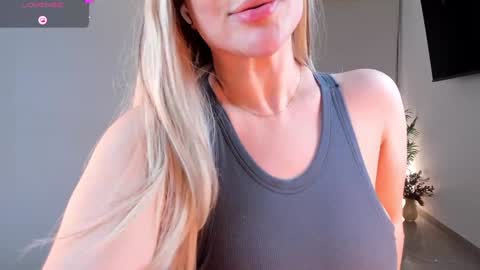 Snapshot of ann__w chatting on December 2025 01:01:02 AM Ann online show from December 2025 01:01:02 AM