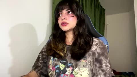 Snapshot of annacrow chatting on December 2025 01:33:02 AM Anna online show from December 2025 01:33:02 AM