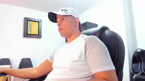 Snapshot of anndyhardy11 chatting on January 2025 01:36:02 PM Anndy Hardy online show from January 2025 01:36:02 PM