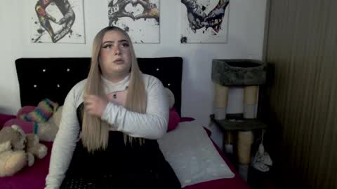 Snapshot of annevanhelsing chatting on May 2026 06:40:02 AM Anne VanHelsing online show from May 2026 06:40:02 AM