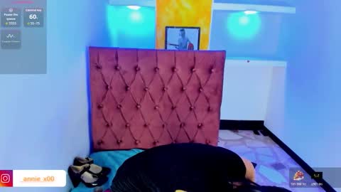 Anniee online show from November 2025 01:32:02 PM