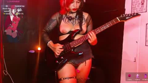 Snapshot of anny_velvetpain chatting on December 2025 01:22:02 AM Annie online show from December 2025 01:22:02 AM