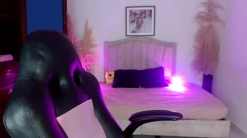 annyrusso online show from February 2026 04:55:01 PM