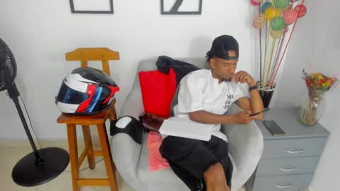 Snapshot of anthoy_wayans chatting on October 2025 01:47:01 AM online show from October 2025 01:47:01 AM