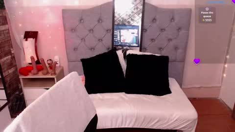 antolyh_c online show from November 2025 12:15:01 PM