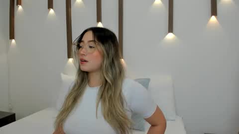 A N T O N E L L A  online show from January 2025 12:05:02 PM